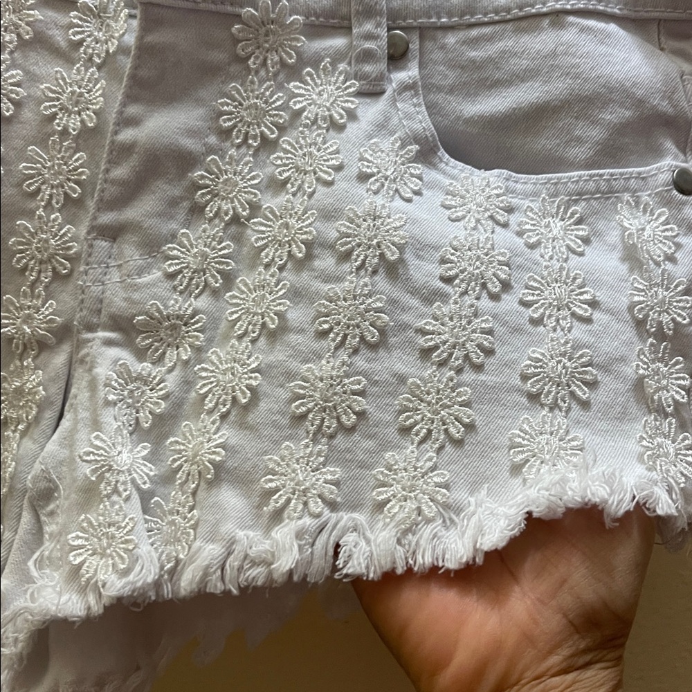 REVERSE white denim shorts with white flower appliqué size Large - Picture 4 of 9